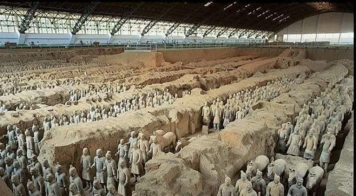 Perandori që mori me vete një “ushtri” të tërë në varr (Foto)