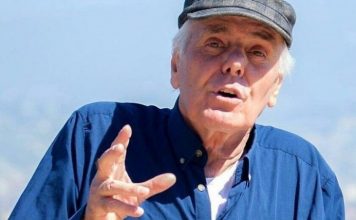 Për 1 puthje tënden i bëj lesh arapi emailat, mesazhet, Fb-në, selfiet, ngatërroj dynjanë, e bëj botën Babel