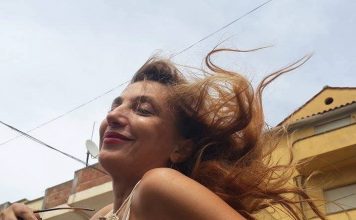 Mimoza Ahmeti: Letër mamkës Letër mamkës, poezi nga Mimoza Ahmeti: Mamka,mos ta lexoj këtë letër tjetërkush veç teje,jo se sekrete, por ende nuk jam e fortë plotësishtpër t’i mundur këto që po të them: