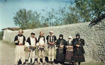 Fjalë të urta shqiptare: Ku s’të thërrasin, mos shko; ku s’të pyesin, mos kuvendo!
