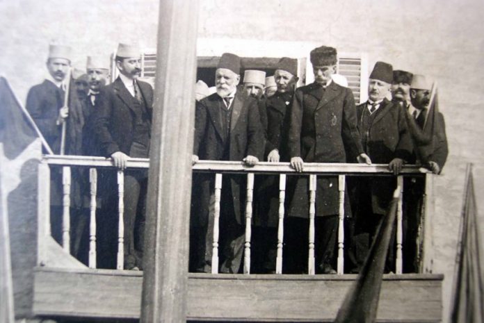 Rrëfimi nga Eqerem Bej Vlora: E vërteta e Pavarësisë, ç’ndodhi me ngritjen e flamurit më 1912