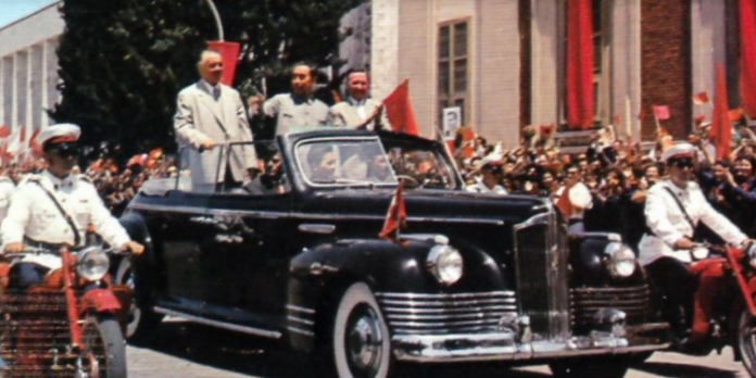 …Një Mercedes 600 tip limuzine ka qenë diamanti mbi kurorën e makinat me të cilat ka udhëtuar drejtuesi i lartë i shtetit komunist Shqiptar, Enver Hoxha.