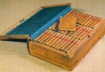 Biblioteka miniaturë që Napoleoni e mbante me vete në fushata ushtarake