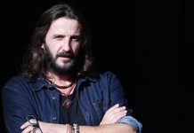 Ulu! T'i japim fund një herë e mirë. Të shahemi me rrënjë e degë. Kush kujt, jetën ja ka nxirë.
