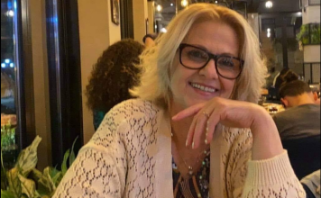 Linda Agolli: Do zhdukemi bashkë? Po sonte kur të zhdukemi bashkë Do zhdukemi bashkë? Përmbi shkëmbinj majë gishtash të qëndrojmë Nën ujë të puthemi pa frymë Përtej shtatë qiejsh të shtegëtojmë.