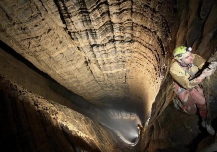 Me një rekord prej 2.212 metrash, shpella Verjovkina është më e thella në botë e zbuluar deri më sot. Shpella zbret