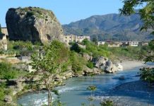 Legjenda rrëqethëse për “Gurin e Qytetit” në Përmet: Nëna së bashku me foshnjën u hodhën nga ky gur