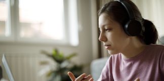 Si e ndryshon trurin të folurit e shumë gjuhëve?