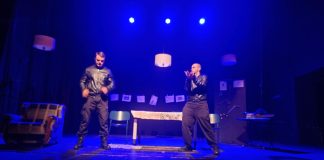 Shfaqje me ironi që “pickon” ndërgjegjen