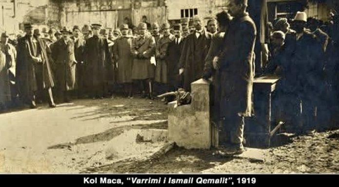 Historia e një fotografie/ Ceremonia e varrimit të Ismail Qemalit