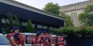 Policia rrethon godinën, mbyllet televizioni shqiptar