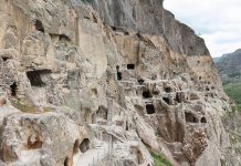 FOTO/ Vardzia, qyteti magjepsës i fshehur në shpella