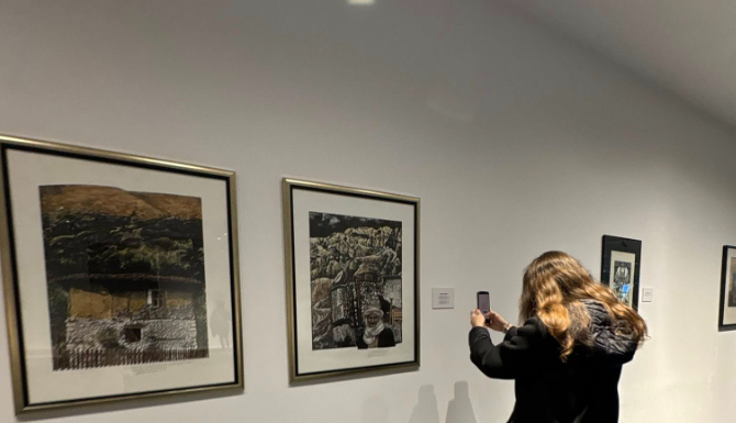 U hap ekspozita “Gjurmët e Grafikës”- ka edhe vepra që nuk janë ekspozuar asnjëherë deri më sot