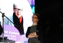 Ismail Kadare nderohet me titullin “Qytetar Nderi” nga Përmeti, çmimin e pranon e bija, Besiana Kadare