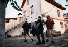 Historia e një djaloshi që detyrohet të largohet nga shtëpia bashkë me familjen e tij/ Fillojnë xhirimet e filmit “Deltar”