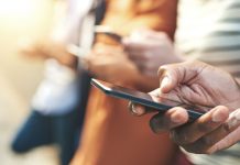 Nga “doomscrolling” te nomofobia, fenomenet e reja online që po ndryshojnë sjelljen tonë