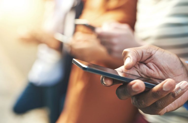 Nga “doomscrolling” te nomofobia, fenomenet e reja online që po ndryshojnë sjelljen tonë